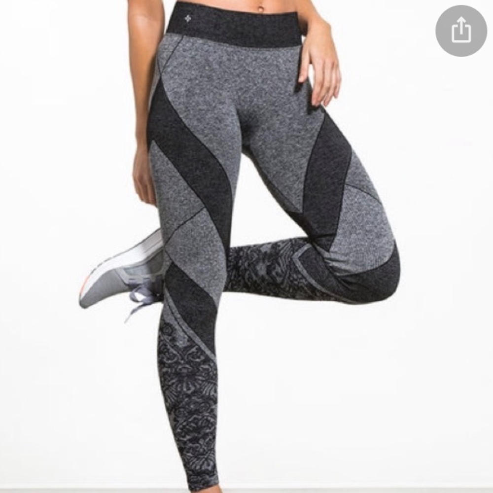 NUX yoga leggings, black and gray / silver print.